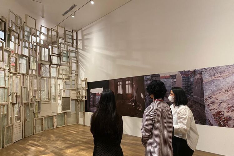  Inside Outside, salah satu instalasi dalam pameran Chiharu Shiota: The Soul Trembles di Museum MACAN, 26 November - 30 April 2023.