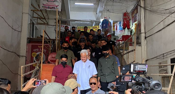 Momen Ganjar "Dipalak" Anak Kecil di Pasar Induk Wonosobo