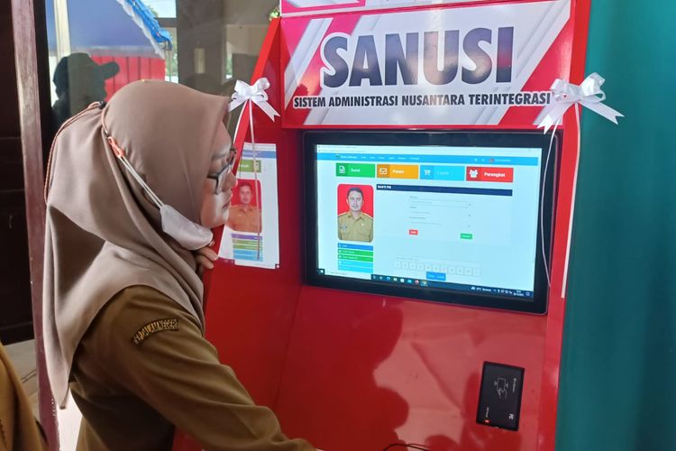 Salah Satu Perangkat Desa Srimulyo, Kecamatan Dampit, Kabupaten Malang saat menunjukkan tampilan aplikasi layanan masyarakat bernama Sanusi, Senin (26/12/2022).
