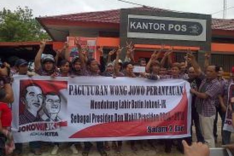 Puluhan komunitas paguyuban wong jowo perantaun di Kendari mendatangi kantor pos setempat. Mereka mengirim surat untuk capres Jokowi, sebagai dukungannya pada pemilu presiden 9 juli mendatang.