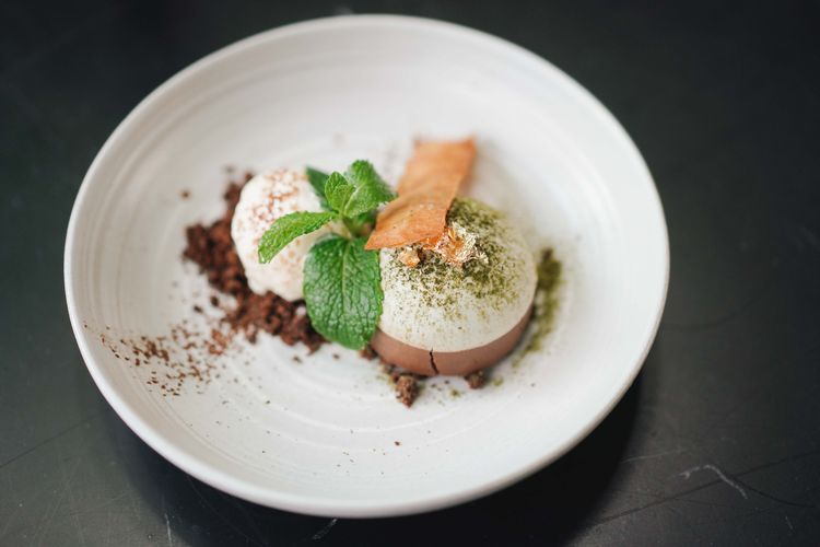 Matcha Chocolate Delight di Mensa The Table Jakarta, yaitu perpaduan matcha dan dark chocolate cream yang memiliki rasa manis dan bertekstur seperti mousse.