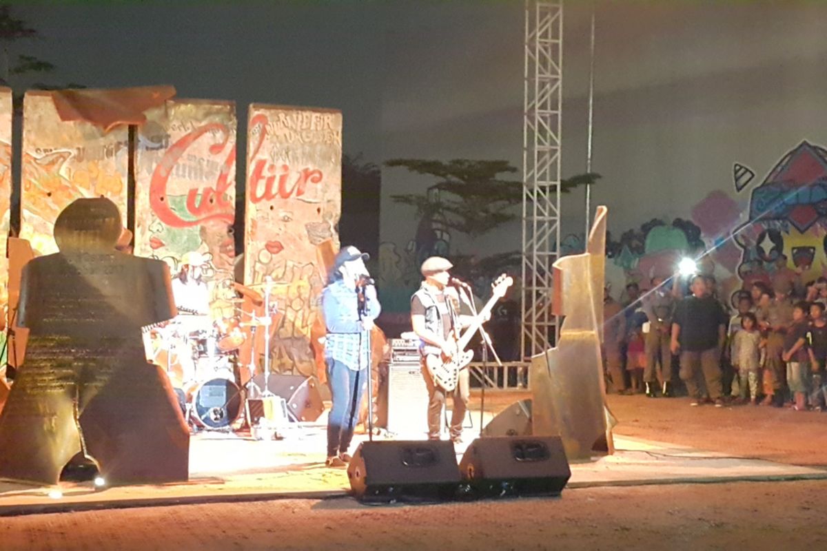 Grup band Slank tampil menyanyikan beberapa lagu dalam acara peresmian Patung Menembus Batas di RPTRA/RTH Kalijodo, Selasa (3/10/2017) malam. 