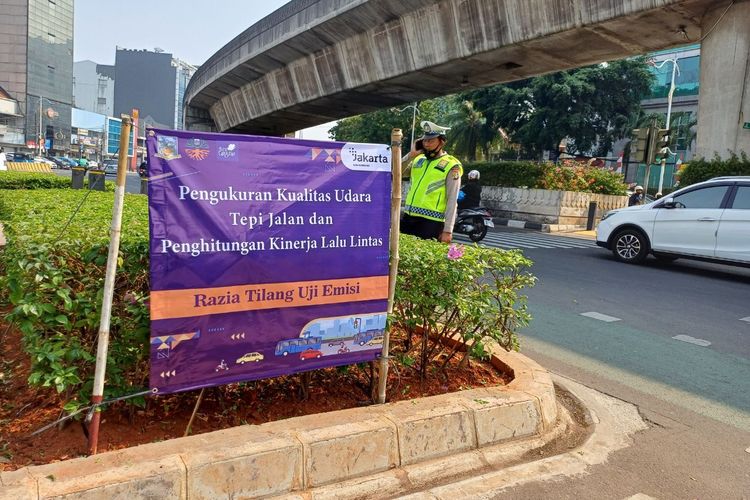 Pemerintah Kota Administrasi Jakarta Selatan bersama pihak kepolisian menguji coba penerapan sanksi tilang kendaraan yang tidak lolos uji emisi, Jumat (25/8/2023).