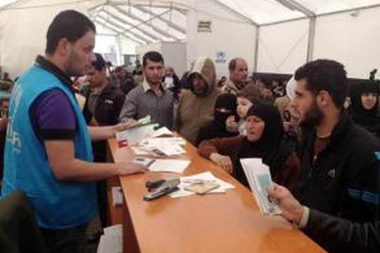 Puluhan pengungsi Suriah mengantre di salah satu posko milik UNHCR di kota Tripoli, Lebanon. Sebanyak 1 juta pengungsi Suriah kini ditampung di negeri kecil Lebanon dan kian memberatkan negeri kecil itu.