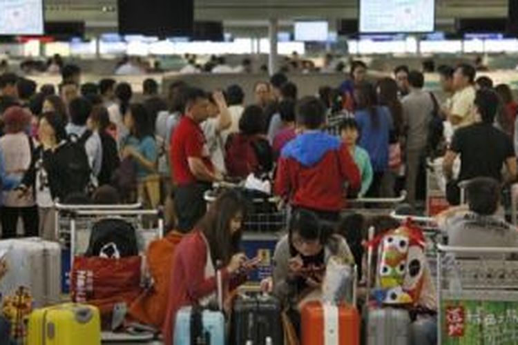 Warga antre di bandara internasional Hongkong. Semakin banyak warga yang beremigrasi keluar Hong Kong, terutama ke Taiwan, AS dan Kanada.