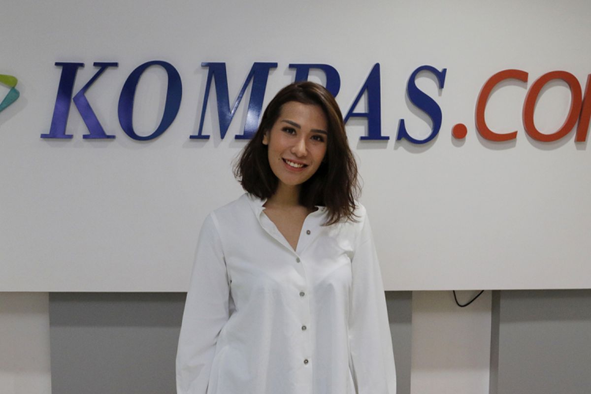 DJ sekaligus pemain film, Tiara Eve, berpose usai diwawancara di newsroom Kompas.com, Gedung Kompas Gramedia, Jakarta, Senin (3/4/2017). Ia sedang mempromosikan single terbaru yang bertajuk Undercover, hasil kolaborasinya bersama Glenn Fredly dan Liquid Silva.