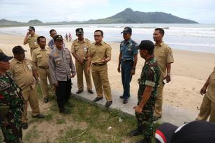 Bupati Banyuwangi Abdullah Azwar Anas mengunjungi Pantai Mustika, Kamis (15/1/2015).