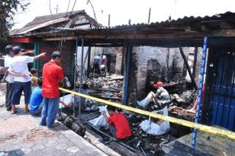 Lima toko dan warung makan serta sebuah rumah di Jl   Pemuda, Lingkungan Temenggungan RT 2 RW 3, Kelurahan Panjang,   Kecamatan Ambarawa, Kabupaten Semarang, Rabu (28/10) sekitar pukul   08.25 kemarin ludes terbakar