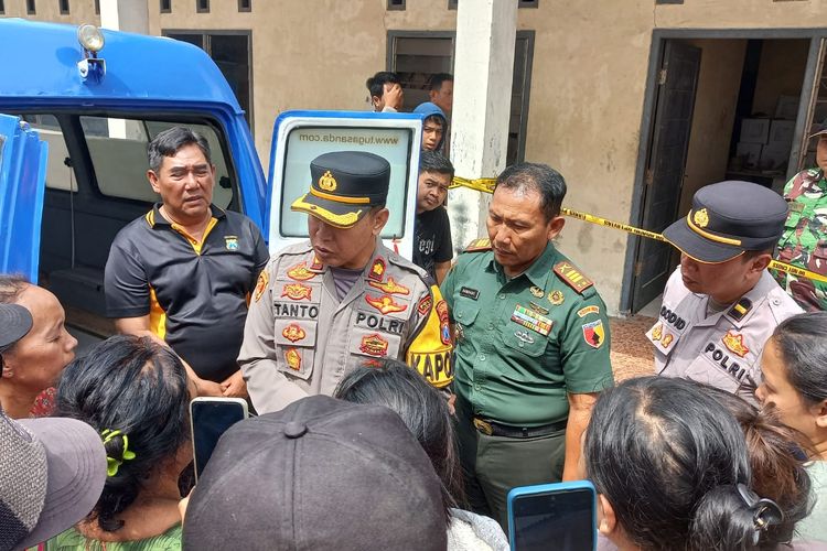 Polisi melakukan olah TKP di mes PT SB Kecamatan Sumbersari Kabupaten Jember, Jum'at (22/8/2025).