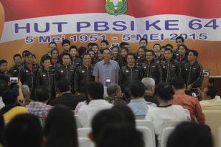 Tim Piala Sudirman Indonesia berpose bersama Ketua Umum PP PBSI Gita Wirjawan pada acara pelepasan tim di pelatnas Cipayung, Senin (5/5/2015).