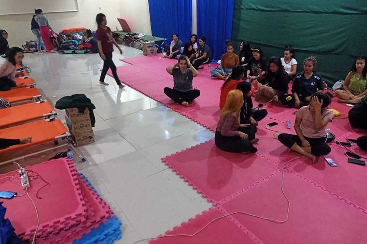 Puluhan wanita yang bekerja di sebuah karaoke di Kepulauan Aru, Maluku yang menjadi korban penyekapan bos mereka saat ini ditampung di Polres Kepualuan Aru, Kamis (5/10/2023).