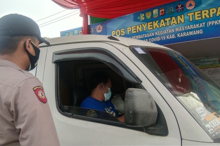 Penyekatan PPKM Darurat di Exit Tol Karawang Barat, Kamis (15/7/2021).