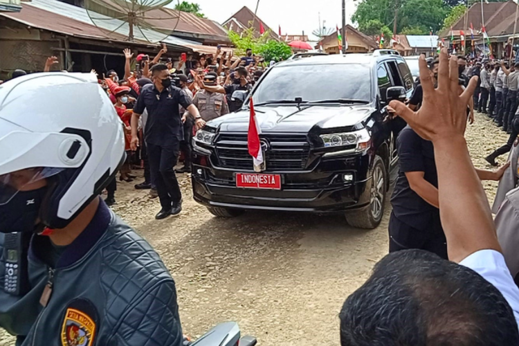 Antusias warga Kampung Hardtop Liangmelasdatas di Kabupaten Karo, Sumatera Utara, menyambut kedatangan Presiden Joko Widodo ke kampungnya, Jumat (4/2/2022).