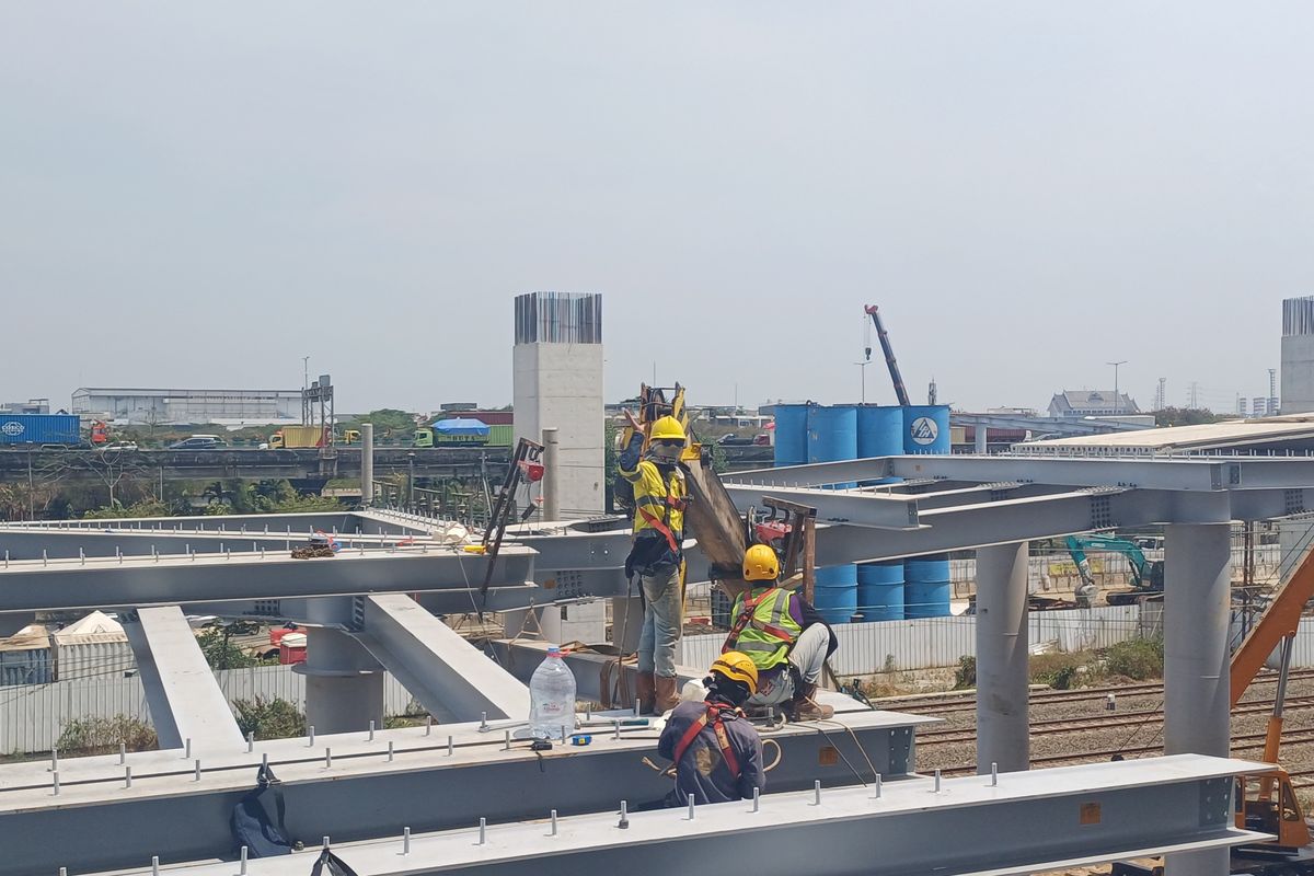 Pembangunan Jembatan Penyeberangan Orang (JPO) yang menghubungkan Jakarta International Stadium (JIS) dengan kawasan Ancol, Kamis (19/10/2023).