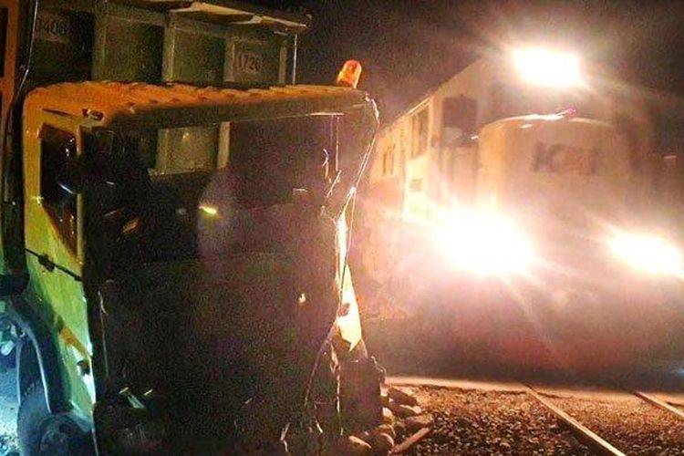 Kecelakaan antara truk dan Kereta Api (KA) Wijayakusuma terjadi di Kabupaten Mojokerto, Jawa Timur, Rabu (22/11/2023) malam. Peristiwa ini terjadi di pelintasan tanpa palang pintu, Damarsi, Desa Kepuhanyar, Kecamatan Mojoanyar, Mojokerto.