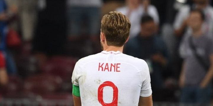 Harry Kane membalas apresiasi penonton seusai laga Kroasia vs Inggris pada semifinal Piala Dunia 2018 di Stadion Luzhniki, 11 Juli 2018. 