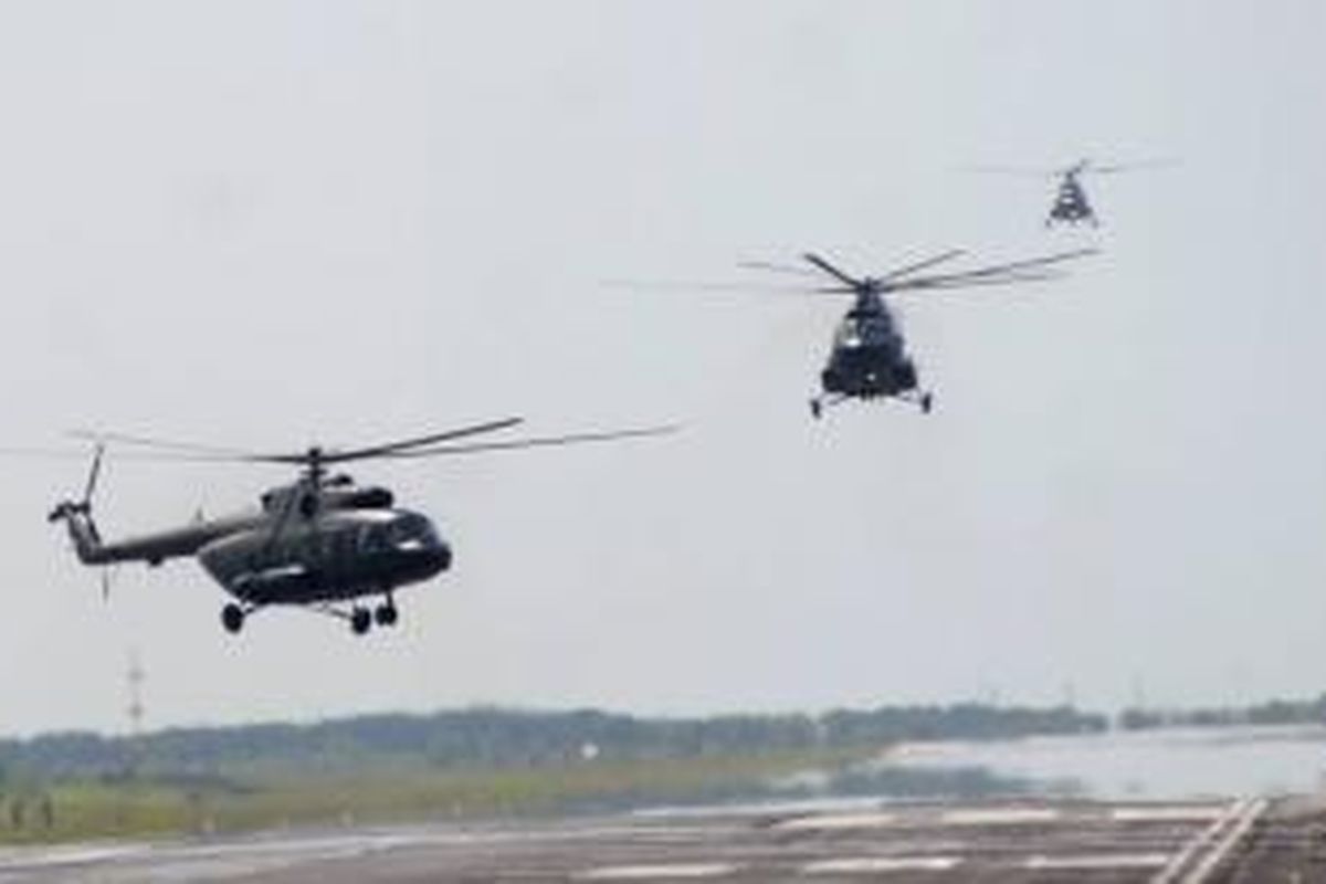 Helikopter MI-17 dari Skadron-31/Serbu Penerbad sesaat setelah berlatih formasi di atas langit Kota Semarang, Jawa Tengah, Senin (27/9/2010). 