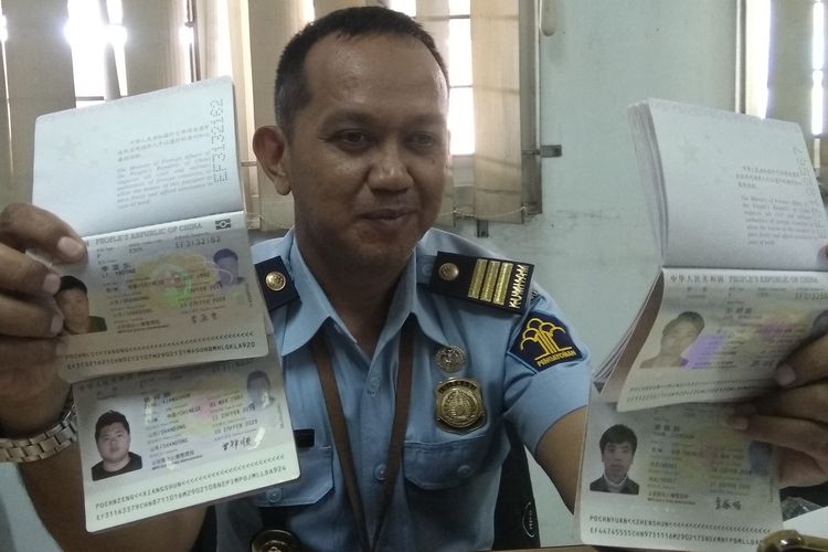 Petugas Imigrasi Tasikmalaya, menunjukkan salinan keempat paspor pria China, hasil dari kerjasama antara pihak Indonesia dan Duta Besar China, Rabu (8/5/2019).