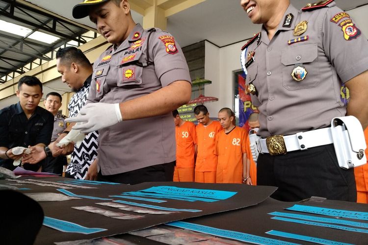 Waka Polres Tasikmalaya Kota Kompol Andrey Valentino bersama Kasat Narkoba AKP Hamzah Badaru menunjukkan barang bukti dan tersangka 8 kasus yang diungkap selama tiga pekan terakhir, Kamis (30/1/2020).