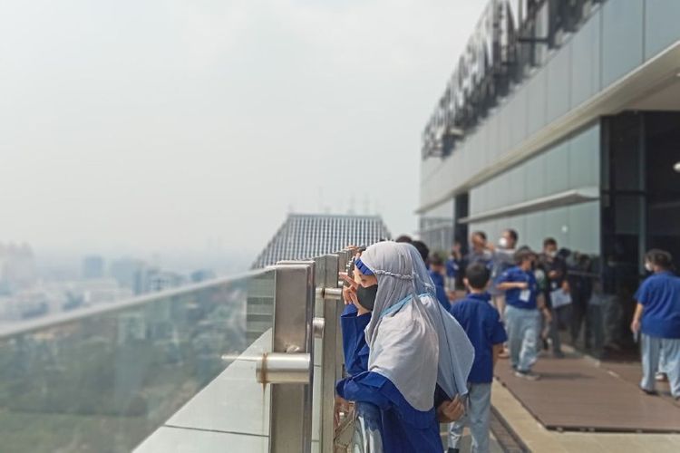 Pengunjung melihat pemandangan di lantai 24 Perpustakaan Nasional.