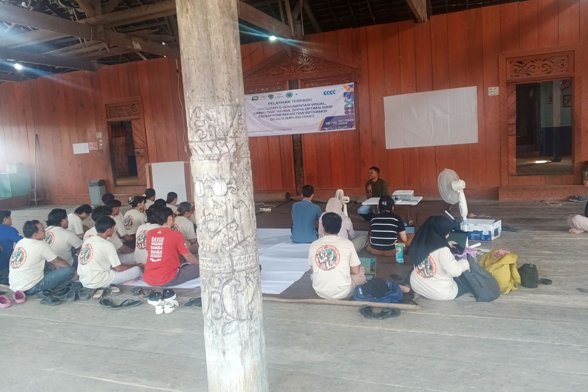 Pelatihan fotografi, dokumentasi virtual, jurnalisme warga, serta optimalisasi sistem komunikasi dan informasi desa/kampung (SKKD) di rumah panggung komunal berukuran sangat panjang atau lamin di Kecamatan Long Pahangai pada Minggu (18/10/2026). 

?