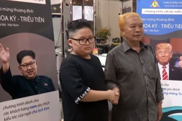 Dua pelanggan salon Tuan Duong Beauty Academy di Vietnam, yang dicukur dengan model rambut Donald Trump dan Kim Jong Un.