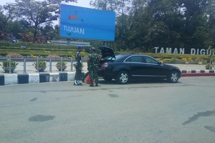 Mobil dinas kepresidenan mogok di Bundaran Digulis Universitas Tanjungpura, Pontianak, Kalimantan Barat.