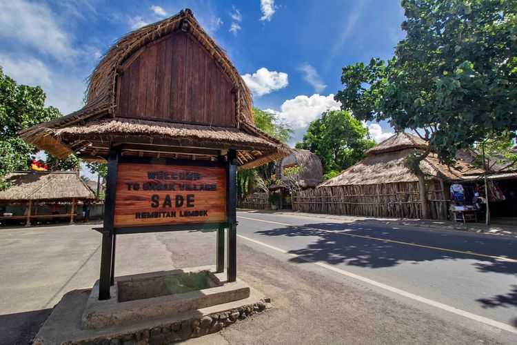 Desa Sade, salah satu kawasan pengrajin tenun ikat dan songket Lombok.