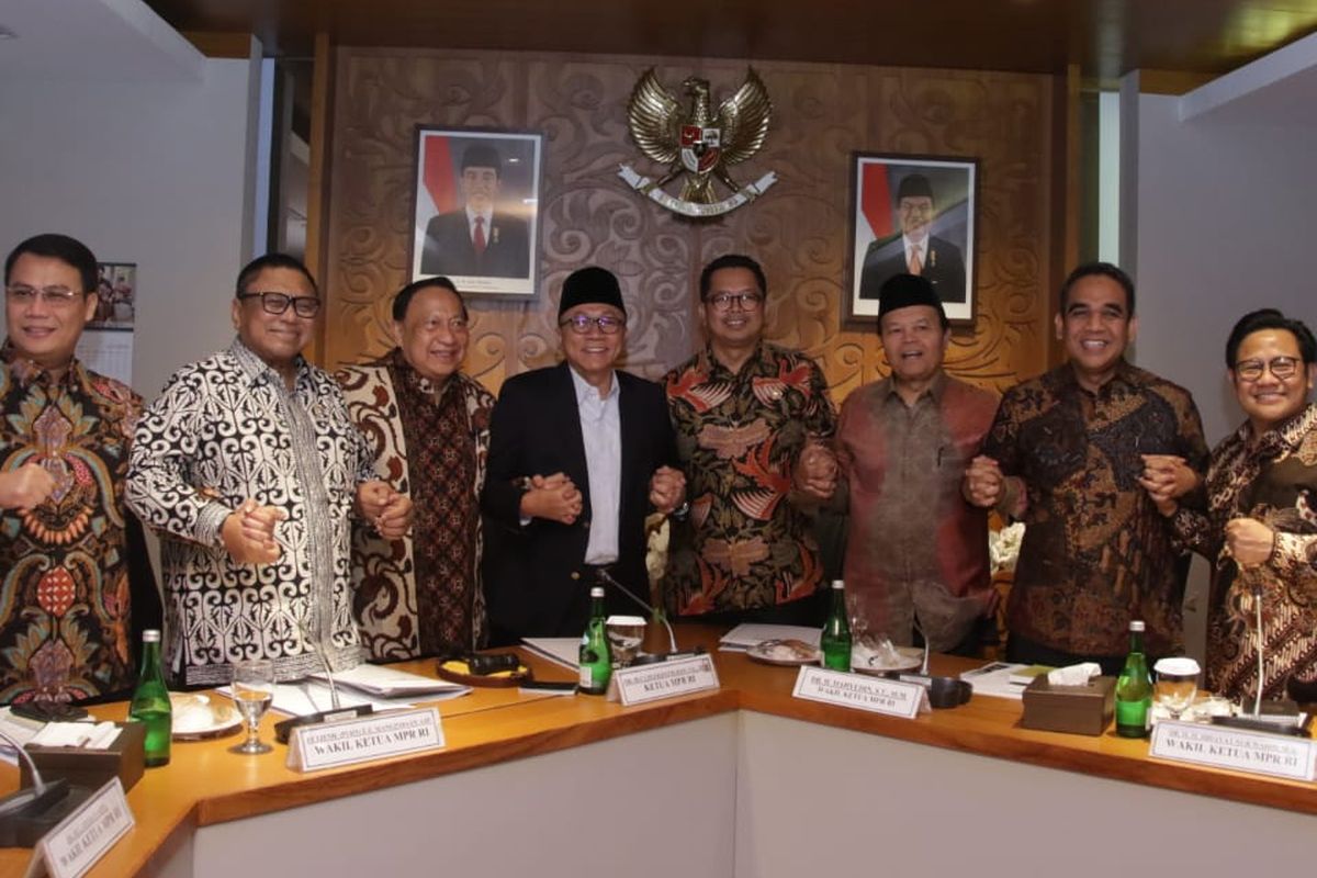 Ketua MPR Zulkifli Hasan bersama Wakil Ketua MPR membahas beberapa agenda penting MPR dalam beberapa bulan ke depan di Ruang Rapat Pimpinan MPR, Komplek Gedung MPR/DPR/DPD RI, Jakarta, Kamis (19/7/2019)