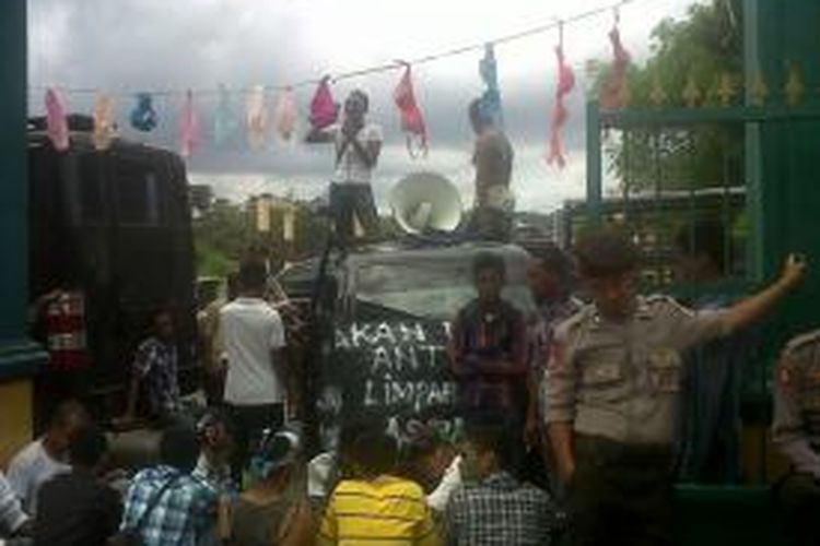 Sejumlah elemen organisasi antikorupsi yang tergabung dalam Gerakan Masyarakat Anti Korupsi (Germakor) Kota Tual Maluku, Kamis (3/10/2013) berunjuk rasa di Kantor Kejaksaan Tinggi Maluku.  Massa pendemo melempari kantor tersebut dengan telur busuk dan tomat. 