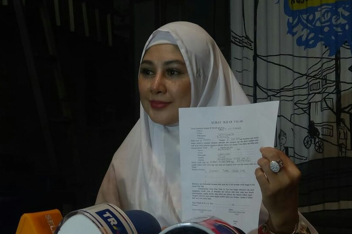 Istri Sandy Tumiwa, Vivi Paris, saat menggelar konferensi pers di kawasan Kuningan, Jakarta Selatan, Rabu (31/7/2019) malam.