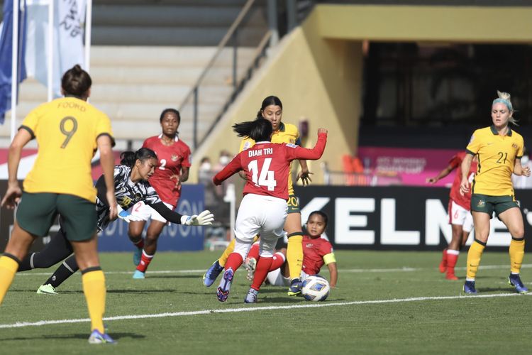 Aksi timnas putri Indonesia vs timnas Australia pada laga Grup B Piala Asia Wanita 2022, Jumat (21/1/2022).