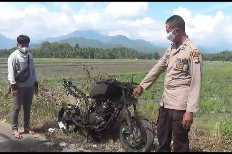 Diduga Stres Berat Pelaku Bakar Motornya di Jalan Raya dan Usir Warga tang Hendak Menolong