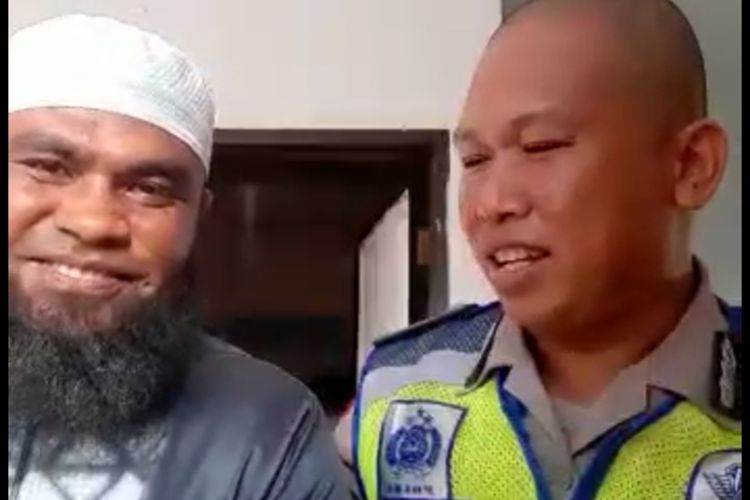 Imam Masjid Nurul Hikmah Syamsuddin (kiri) saat dihukum mengaji oleh polisi di Jalan A. P. Pettarani, Makassar, Rabu (21/1/2020).