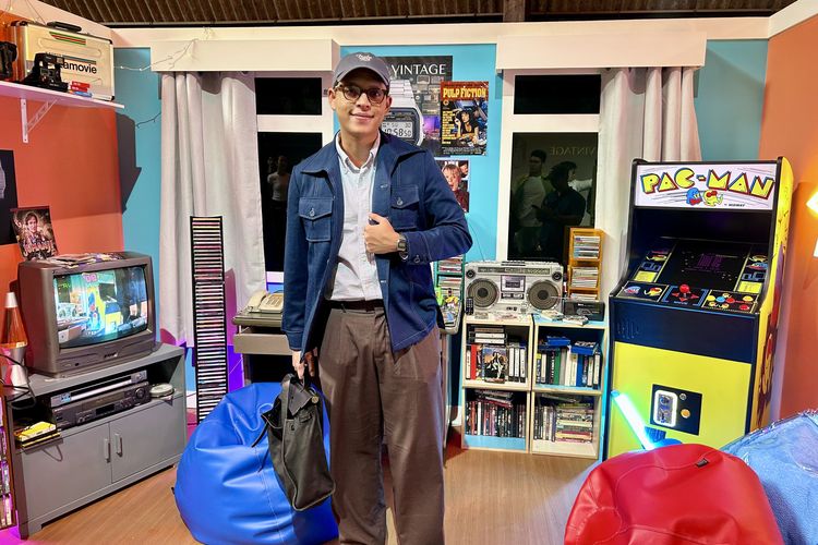 Penyanyi Adikara Fardy saat ditemui Kompas.com dalam acara CASIO VINTAGE “Back in Time, Ahead in Style” di Bangkok, Thailand, Jumat (21/11/2025).