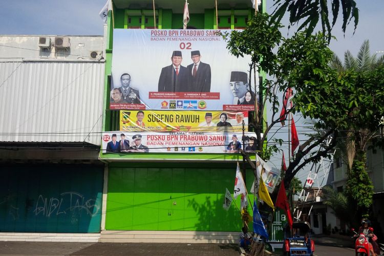 Baliho Mantan Panglima TNI, Jenderal (Purn) Gatot Numantyo yang sebelumnya terpasang sudah dilepas dari Kantor Posko BPN Prabowo-Sandi di Solo, Jawa Tengah, Senin (14/1/2019).