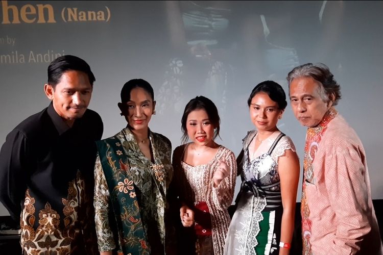 (Dari kanan ke kiri) Arswendy Beningswara Nasution, Kamila Andini, Kiki Saputri, Happy Salma dan Ibnu Jamil usai hadir dalam acara movie screening film Before, Now & Then (Nana) di kawasan Senayan, Jakarta Pusat, Kamis (18/8/2022). 