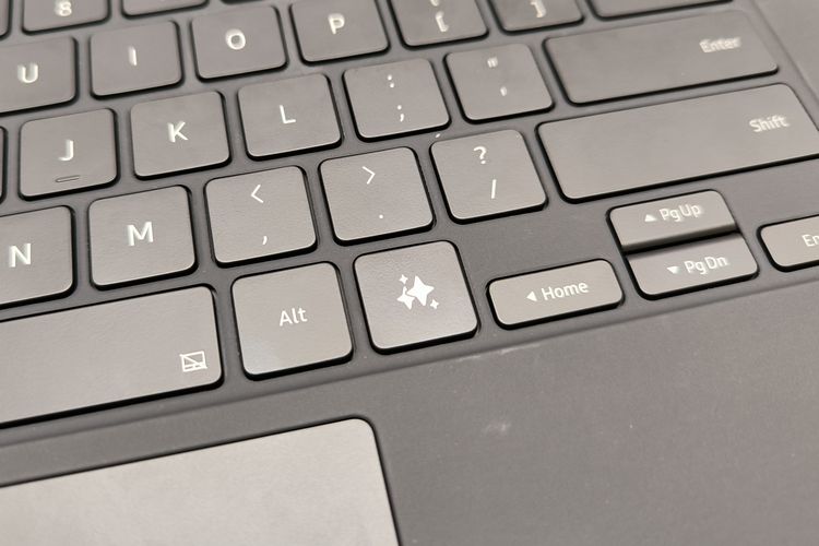 Selain aksesori stylus, Samsung Tab S10 series turut mendukung papan ketik (keyboard) Keyboard Cover with Galaxy AI Key. Papan ketik ini memiliki tombol khusus Galaxy AI yang diposisikan di sebelah kanan tombol Alt dan di sebelah kiri tombol Home.