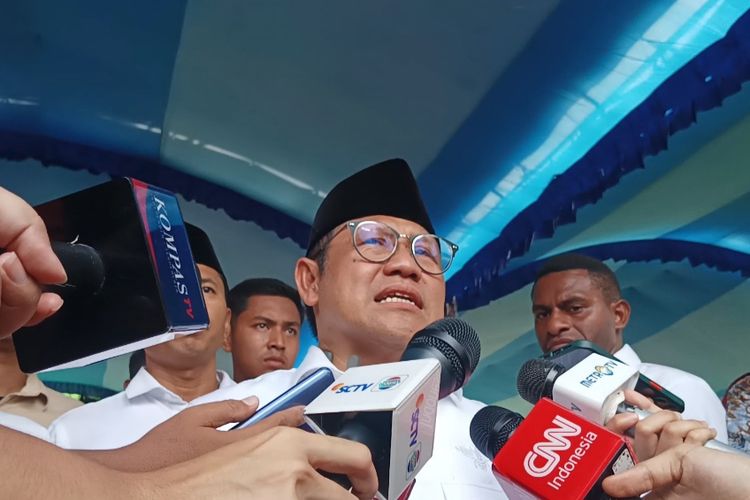 Cawapres nomor urut 1, Muhaimin Iskandar (Cak Imin) saat memberikan keterangan di Probolinggo, Jawa Timur, Minggu (14/1/2024).