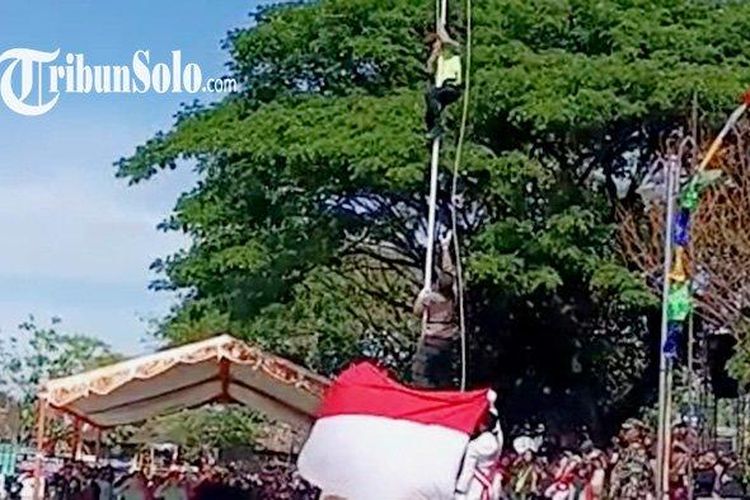 Aksi Bripka Suparno, anggota Polsek Juwangi saat berusaha menyelamatkan tali penarik bendera yang terlepas saat upacara di Lapangan Gebyok, Kecamatan Juwangi, Boyolali, Jawa Tengah, Kamis (17/8/2023).
