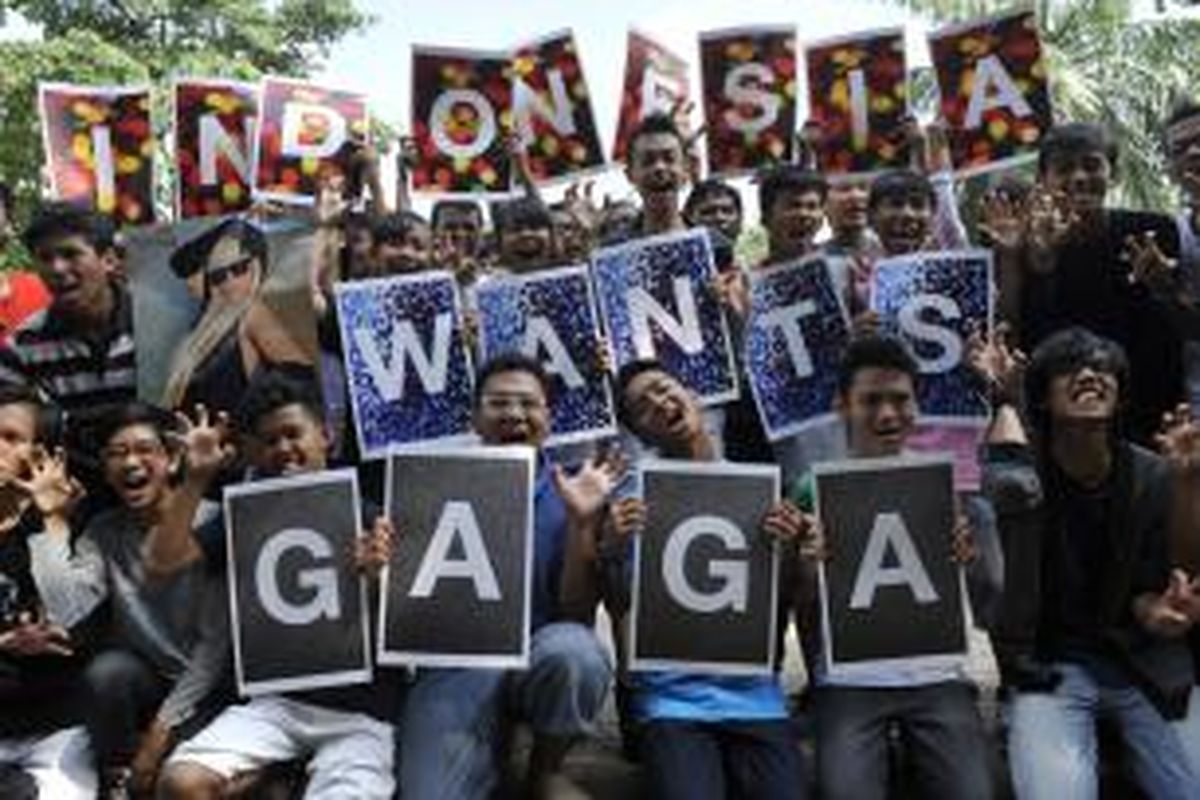 Para penggemar Lady Gaga, yang dikenal dengan nama Little Monsters, berkumpul di kawasan Monas, Jakarta, Minggu (20/5/2012). Mereka berharap konser Lady Gaga tetap bisa dilangsungkan di Indonesia. 