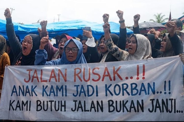 Jalan Tak Kunjung Diperbaiki, Warga Rohul Bela Camat dan Kades yang Dilaporkan usai Perbaikan Swadaya