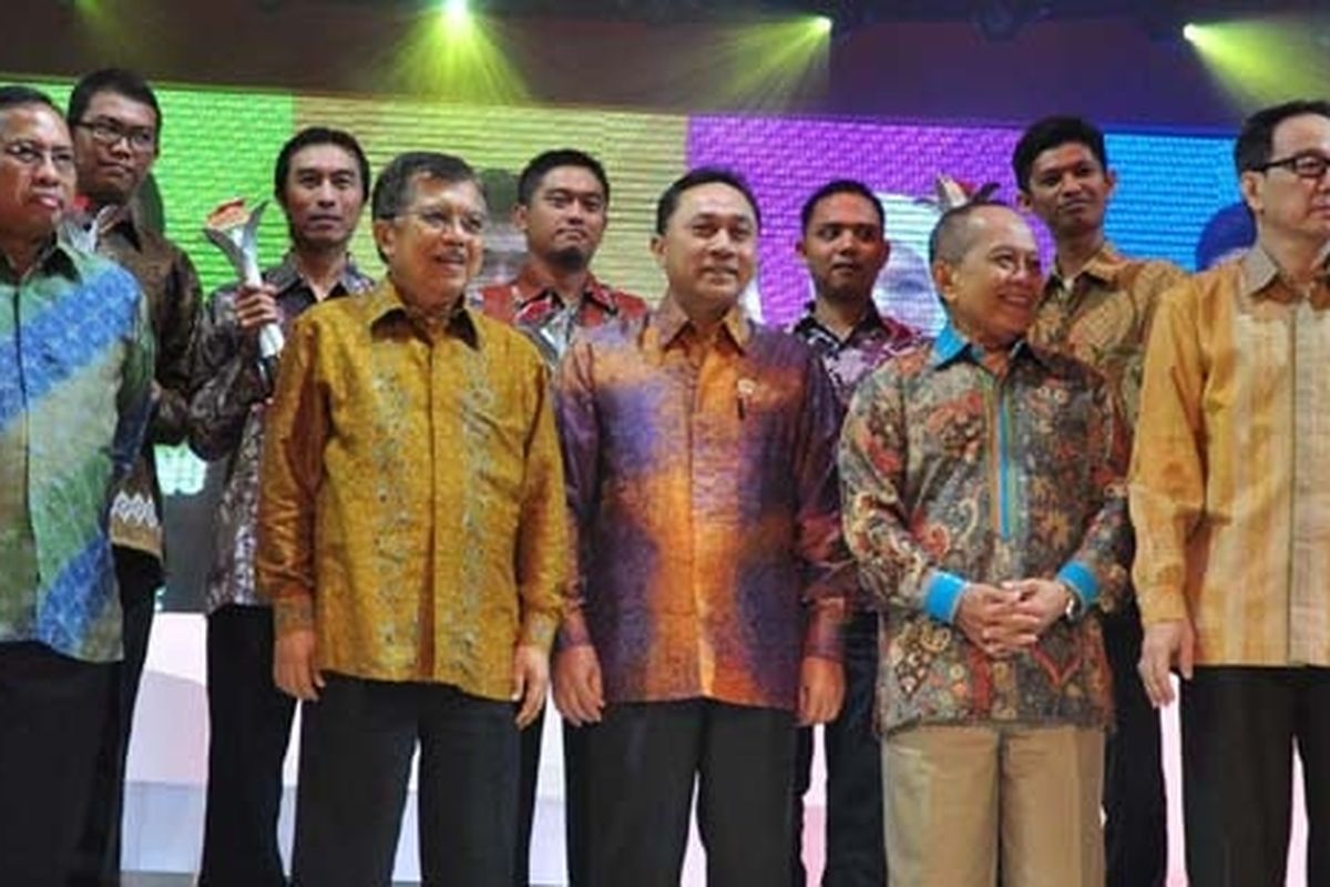 Prijono (kanan) bersama penerima anugrah Satu Indonesia dan tamu undangan.