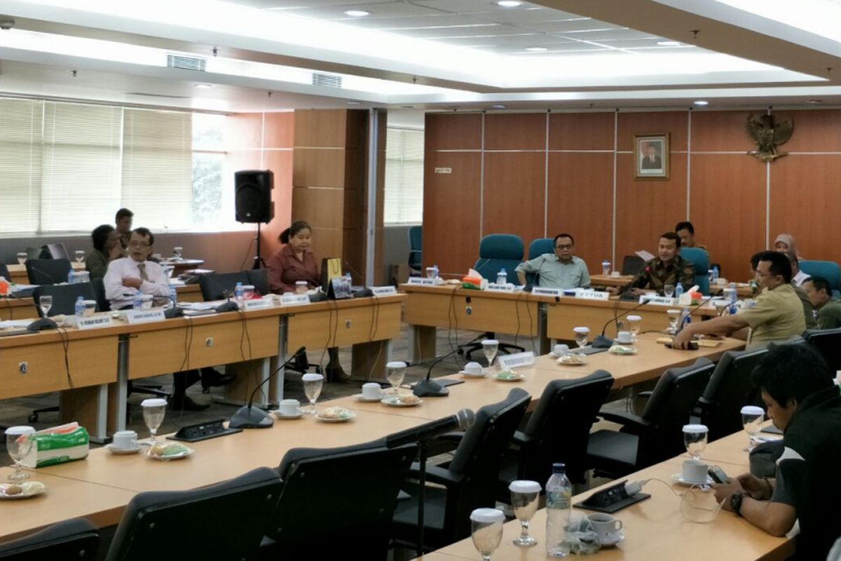 Komisi A DPRD DKI Jakarta menggelar rapat tentang keberadaan menara base transceiver station (BTS) yang tidak bayar sewa lahan ke Pemprov DKI, Selasa (19/12/2017). 