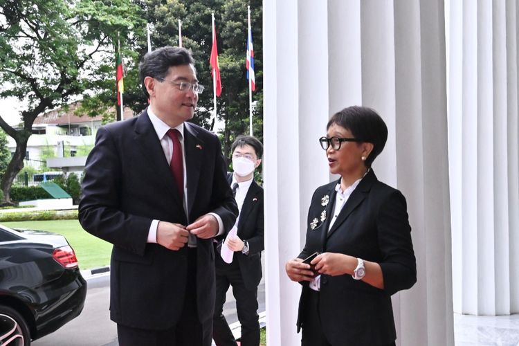 Indonesia's Foreign Minister Retno Marsudi (right) and her Chinese counterpart Qin Gang (left) during the 4th Joint Commission for Bilateral Cooperation (JCBC) of the two nations on Wednesday, February 22, 2023 in Jakarta.  