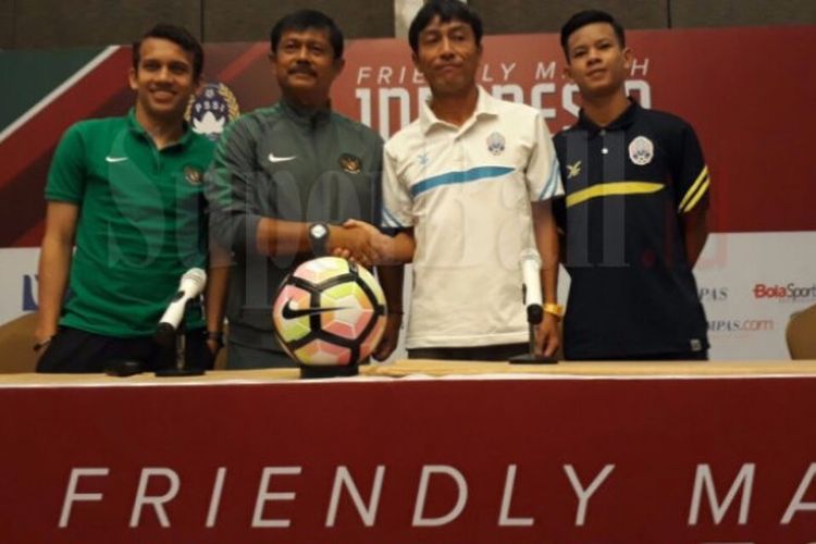 Pelatih Timnas U-19 Indonesia, Indra Sjafri, menjabat tangan Pelatih Kamboja, Kazunori Inoue, saat keduanya menghadiri konferensi pers di Hotel Aston, Bekasi, Selasa (3/10/2017).