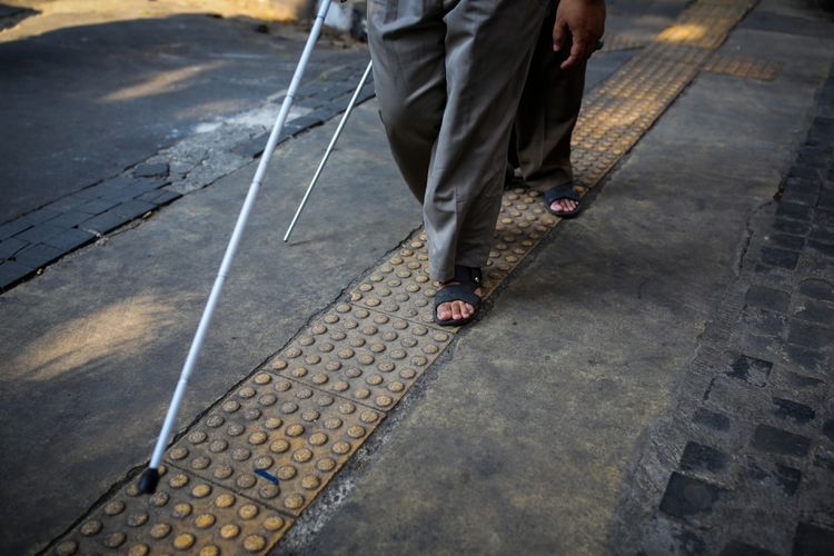 Sejumlah kaum disabilitas yang tergabung dalam Gerakan Aksesbilitas Umum Nasional (GAUN) menggelar aksi susur trotoar di sepanjang Jalan Sabang, Thamrin, ke arah Jalan Kebon Sirih, Menteng, Jakarta Pusat, Rabu (30/8/2017). Kaum disabilitas menyuarakan kebutuhan akan jalur pedestrian yang ramah dan aman akibat banyaknya trotoar yang digunakan untuk parkir mobil atau motor sampai pedagang kaki lima berjualan sehingga fasilitas untuk disabilitas menjadi rusak.