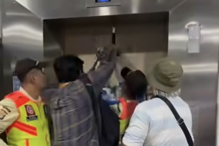 Enam Orang Terjebak di Lift Stasiun Manggarai