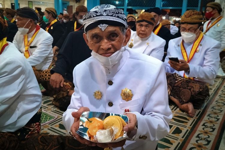 Tradisi Malam Selikuran Keraton Kota Solo Jawa Tengah, dengan membawa seribu tumpeng yang dibawa dari Keraton Solo menuju Masjid Agung untuk menyambut Malam Lailatul Qadar di Bulan Ramadhan 2022.