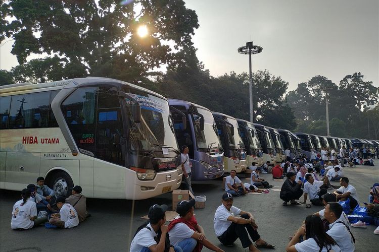 Menteri Badan Usaha Milik Negara (BUMN) Rini Soemarno melepas secara simbolis keberangkatan pemudik dalam Program Mudik Bareng BUMN 2019 di kompleks Gelora Bung Karno (GBK), Jakarta, Kamis (30/5/2019).